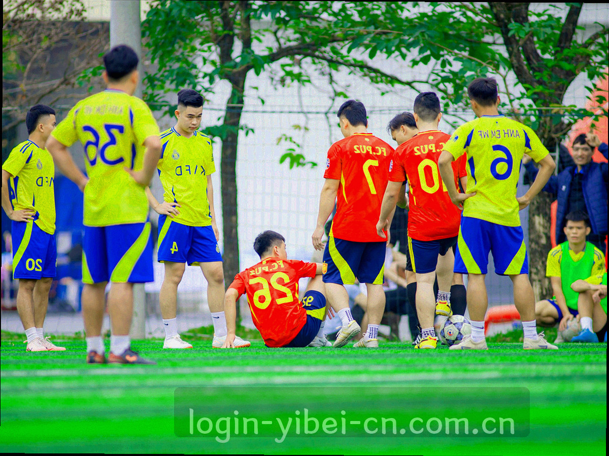 球场局部俯拍，战术板标记与青柠、琥珀色状态标签叠在边线上